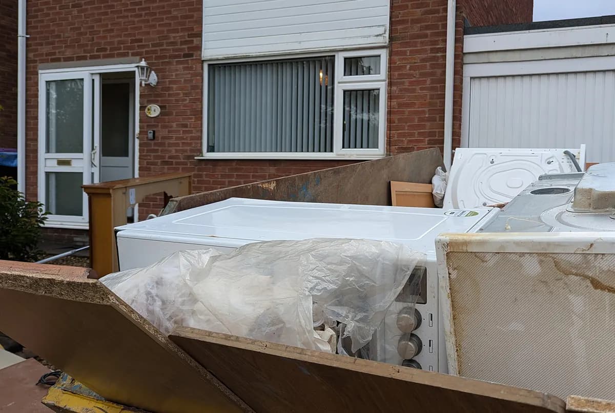 Namen: een handelslediging en demontage van Horeca-materieel