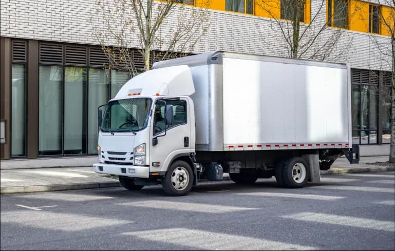 Materieel huren voor een inboedelruiming in België: bestelwagen, lift en container